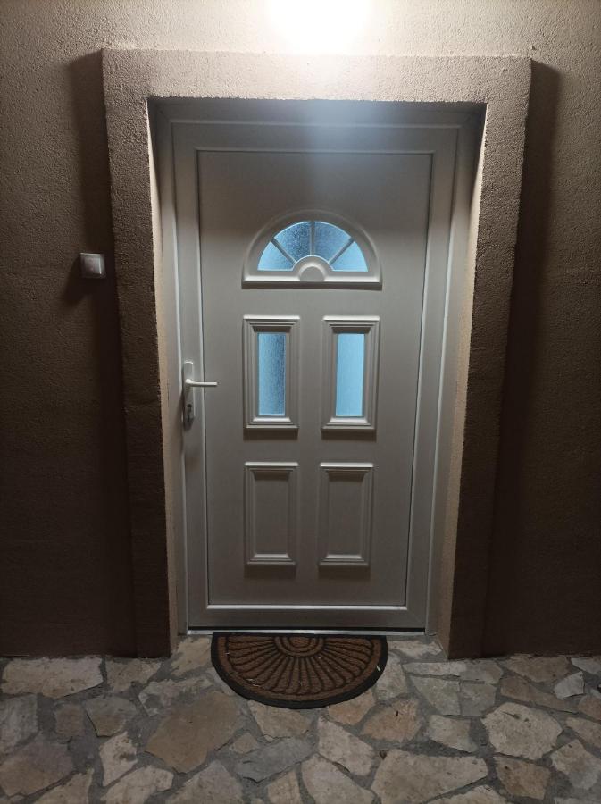 Apartmani Marija Zemun Zemun Polje ภายนอก รูปภาพ