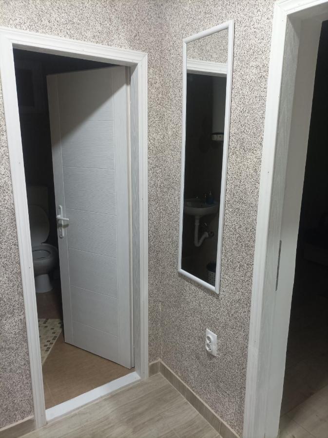 Apartmani Marija Zemun Zemun Polje ภายนอก รูปภาพ